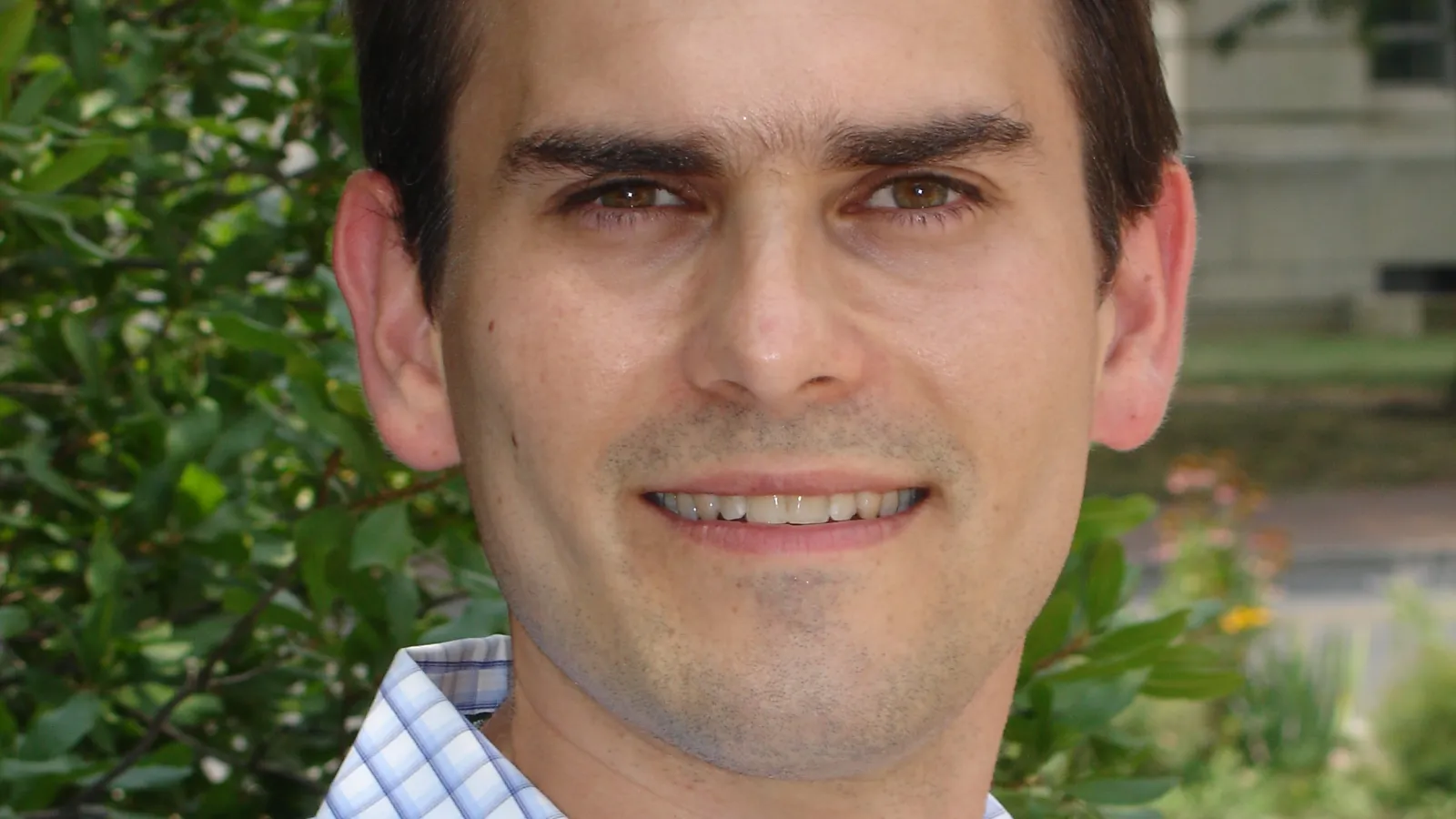 Headshot of Dr. Alex Thompson
